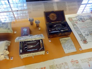 Ordinary objects from many years of Jewish culture in Amsterdam are displayed. These are circumcision kits.