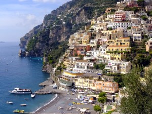 The bus makes a stop in Positano. You can get off, explore the town, then get back on a later bus to continue the trip down the coast.