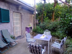 Il limoneto di Laura, as the apartment is called, is a lovely place nestled amid one of the many small citrus groves of the city.