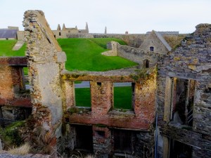 Most of the damage visible today was done after most of Ireland won independence from the British. Anti-treaty forces, who wanted all of Ireland to be independent, burned the fort during the Irish Civil War in 1921. 